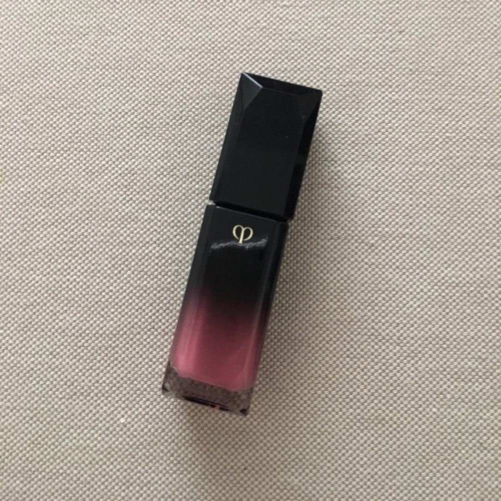 Cle de Peau Beaute Radiant Liquid Rouge